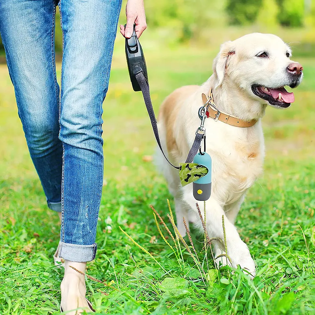 Диспенсер для пакетів із ліхтариком Dog Poop Bag Holder with Flash Light синій 1 рулон у комплекті - фото 6