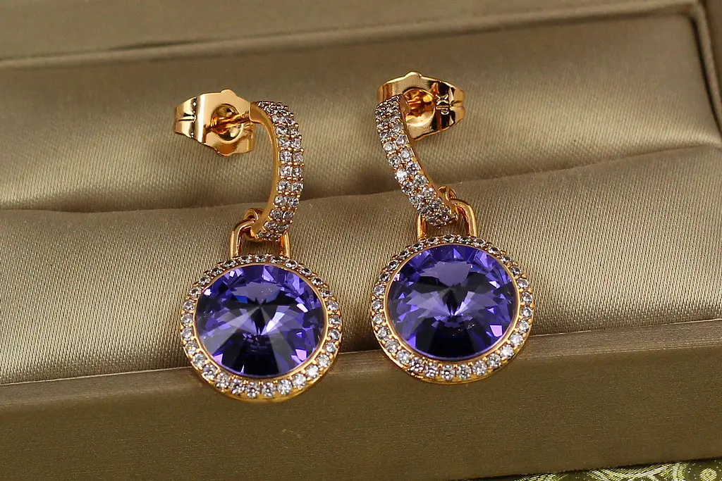 Серьги подвески Xuping Jewelry Сваровски Романс с фиолетовыми камнями 2,8 см золотистые - фото 2