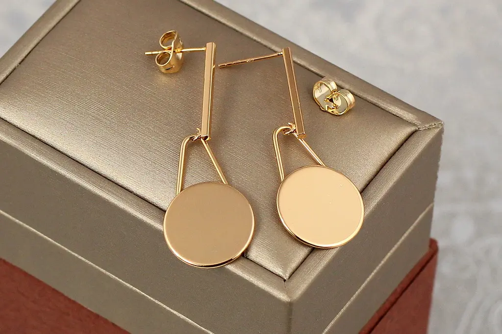 Сережки гвоздики Xuping Jewelry монетка-маятник 1.7 см золотисті - фото 2