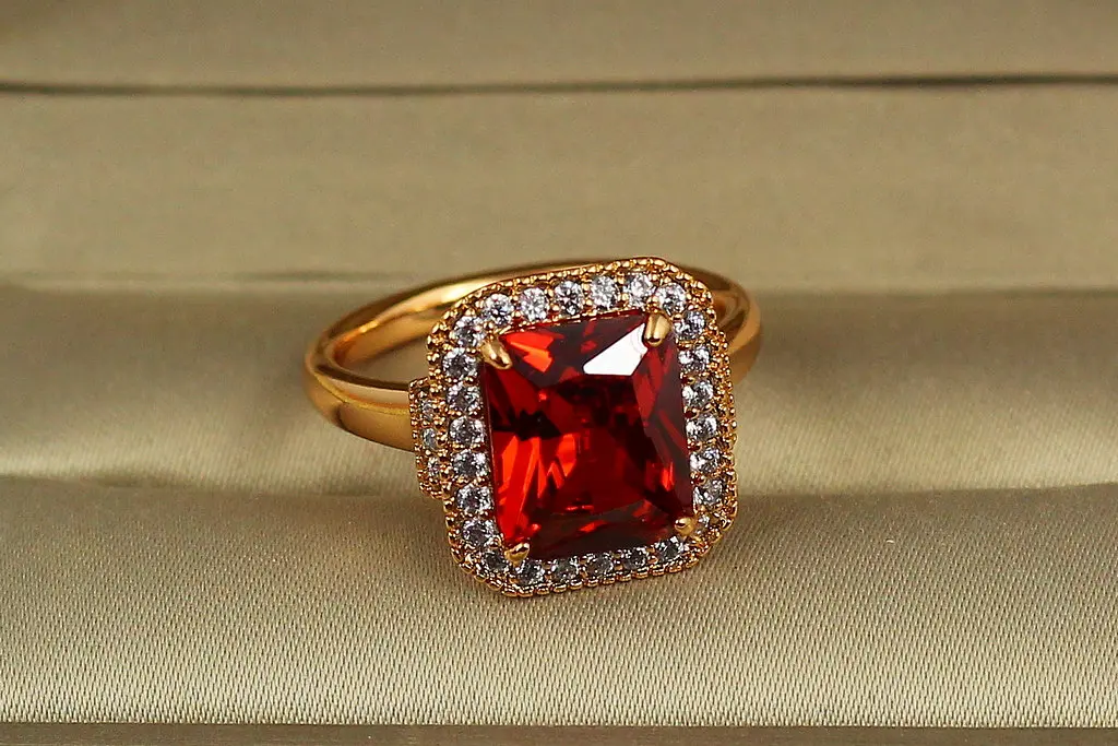 Кільце Xuping Jewelry авангард з червоним каменем р 17 золотисте