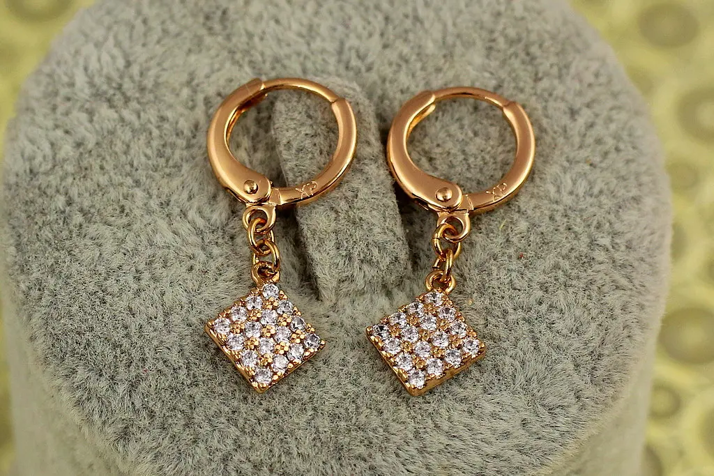 Сережки Xuping Jewelry підвіски ромбики з камінчиками 2.8 см золотисті