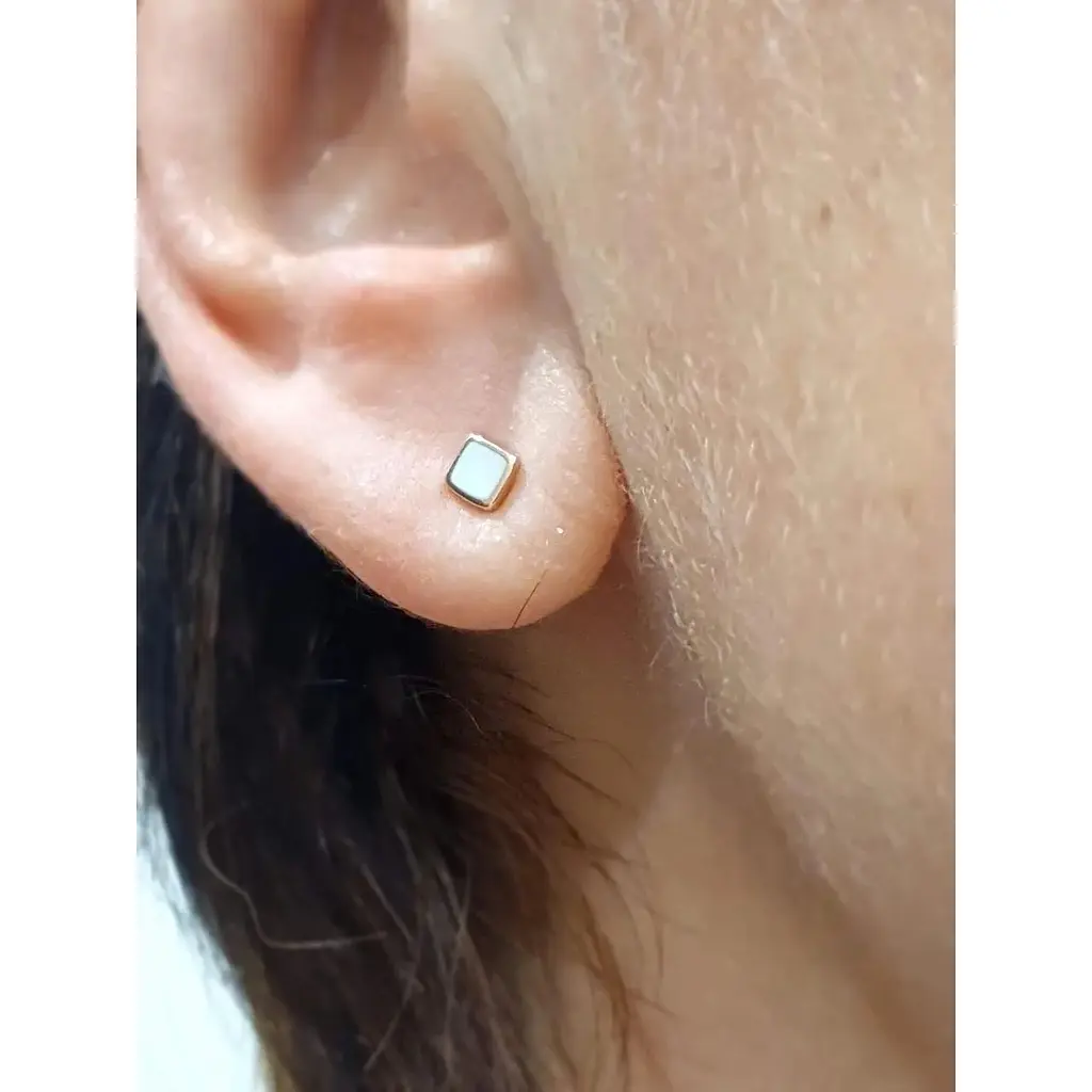 Золотая моносерьга-пуссета Tango с эмалью. 500040Ш БЕЛ - фото 2