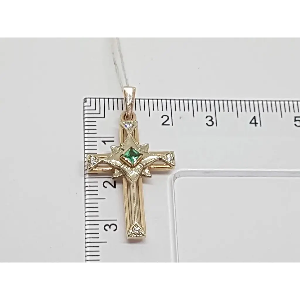 Золотий хрестик Київський ювелірний завод з діамантами і смарагдом. Артикул 3342050 - фото 4