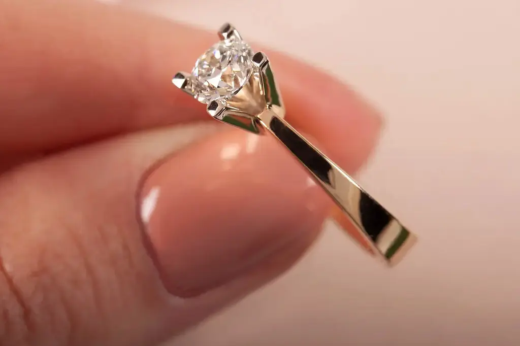 Каблучка з жовтого і білого золота з муассанітом 18 K-0252 - фото 3