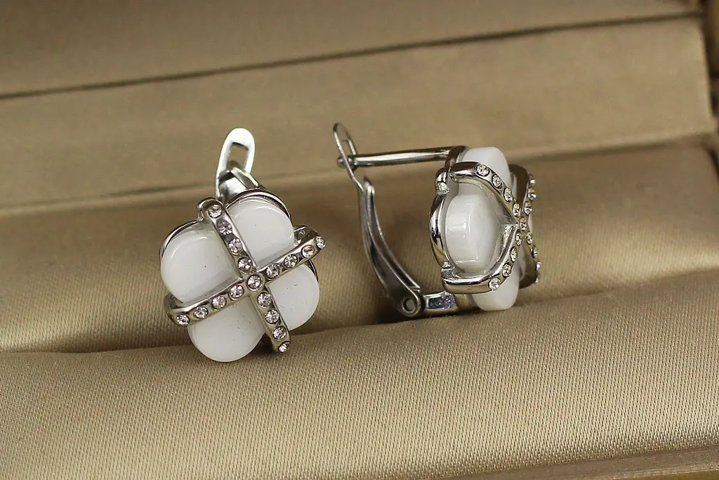 Сережки Xuping Jewelry конюшина з камінням навхрест із білою керамікою 1.3 см сріблясті - фото 2