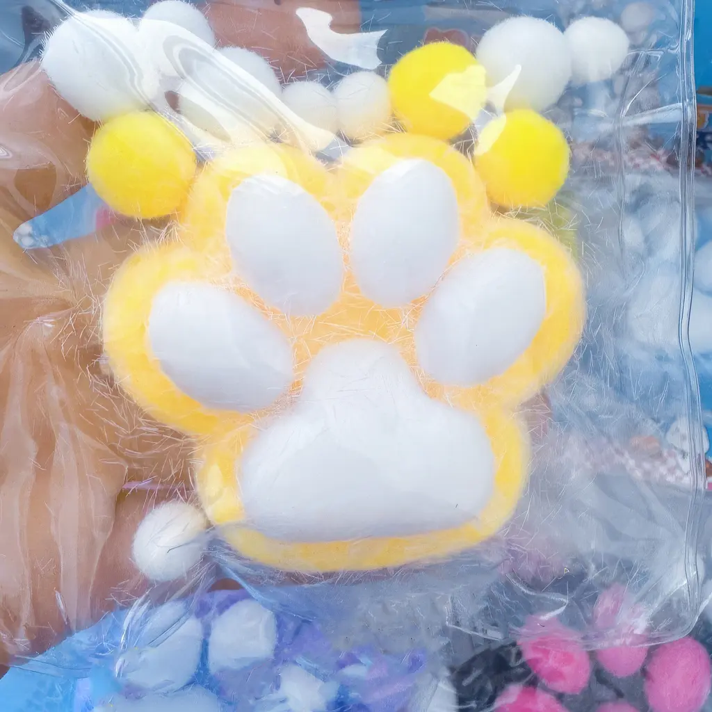 Сквіш антістрес UFT Squish Cat Paw Fluffy 10 Пухнаста лапка Yellow - фото 3