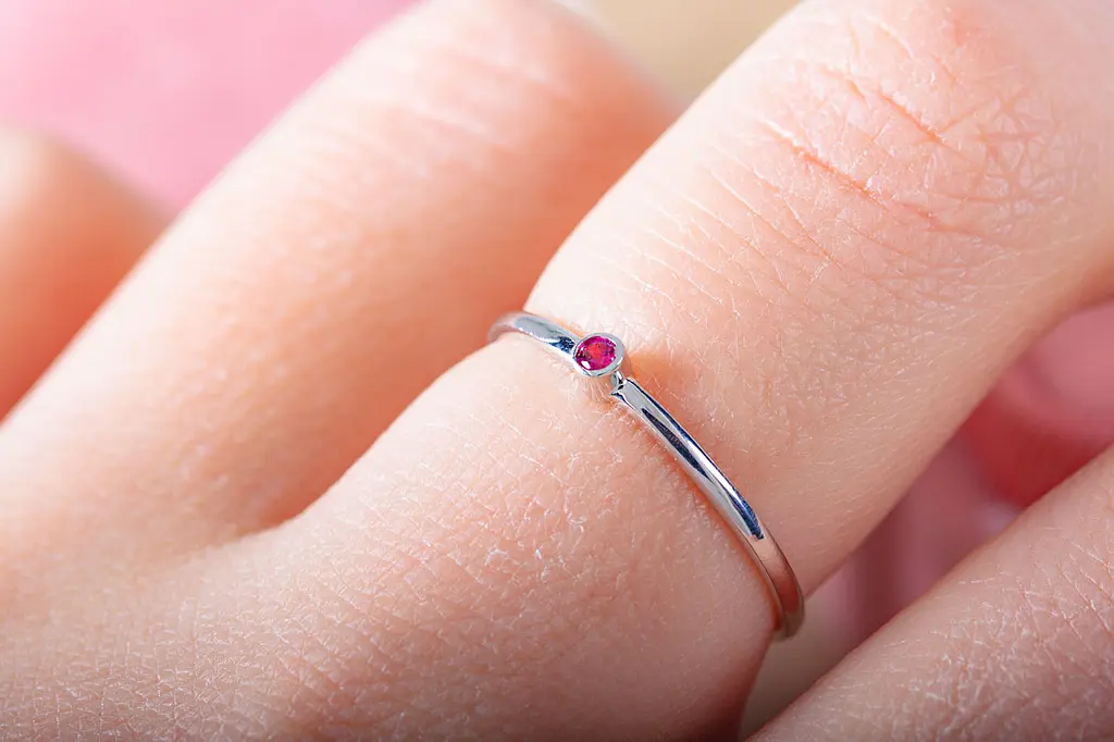 Каблучка з родієвого срібла з рубіном 15.5 SK-0006 - фото 4