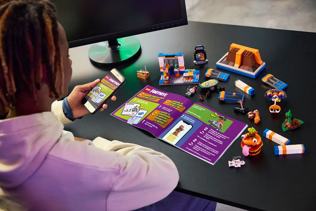 Конструктор LEGO Fortnite Durrr Burger ресторан 546 деталей (77076) - фото 18