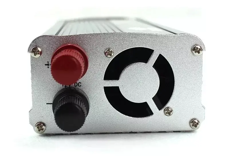 Универсальный автомобильный инвертор UKC 12V/220V 1500W преобразователь напряжения - фото 3