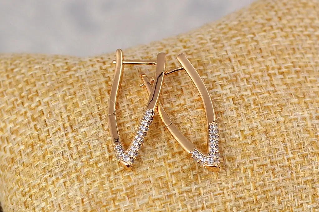 Сережки Xuping Jewelry дужки з камінцями на вістрі 2,8 см золотисті - фото 5