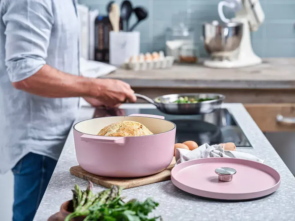 Каструля чавунна з кришкою KitchenAid 26 см 5,2 л колір суха троянда (CC007431-001) - фото 5
