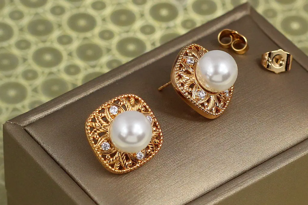 Сережки гвоздики Xuping Jewelry Гобелен з перлиною 1,7 см золотисті - фото 2