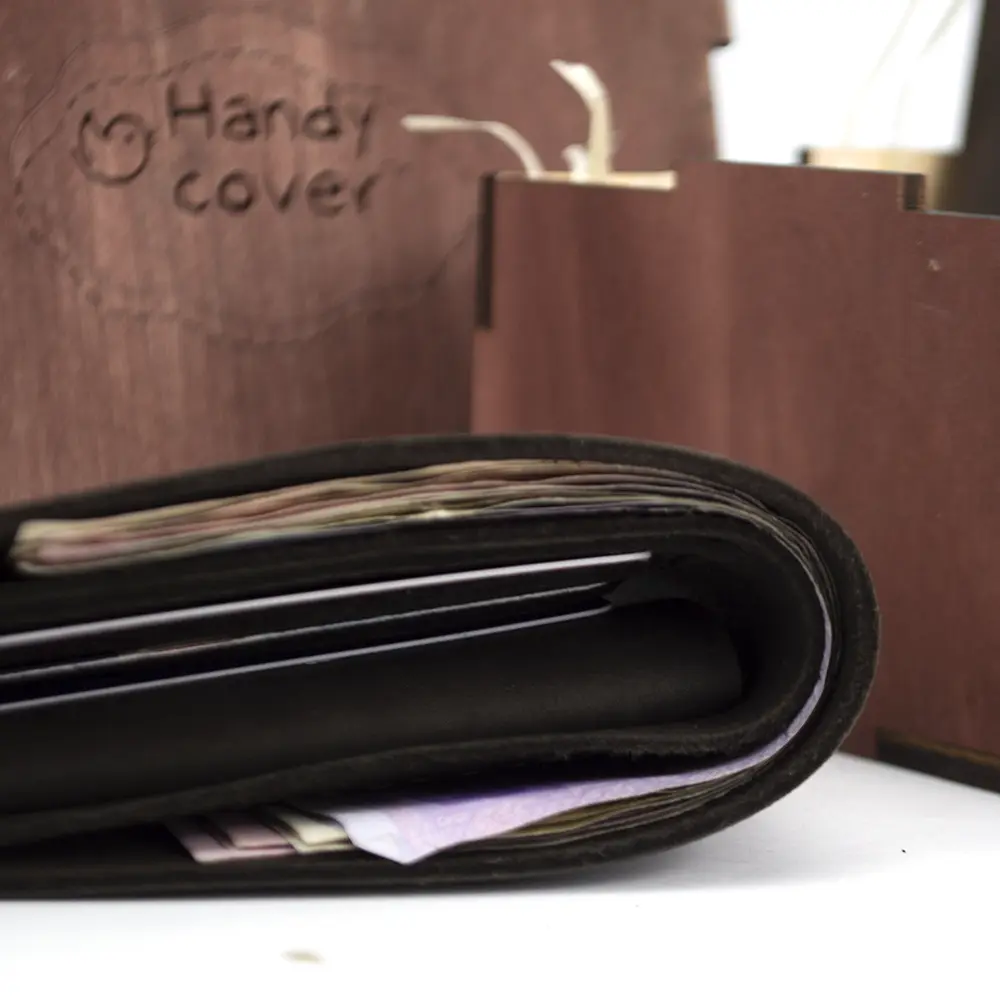 Подарочный набор мужской Handycover №47 (коричневый) кошелек и обложка на паспорт в коробке - фото 9