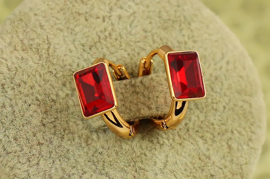 Сережки Xuping Jewelry червоний прямокутник сваровські 1,5 см золотисті - фото 2