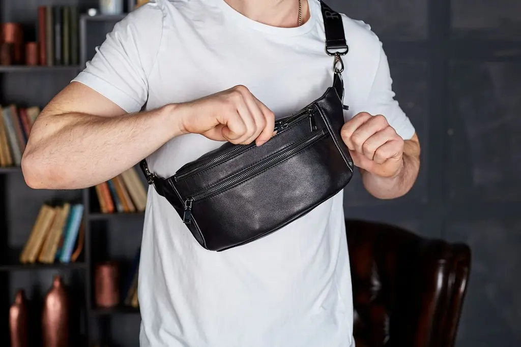 Стильна чоловіча бананка з натуральної гладкої шкіри Tiding Bag 14х25х10 для телефону NM-50358 чорна 25 см - фото 6