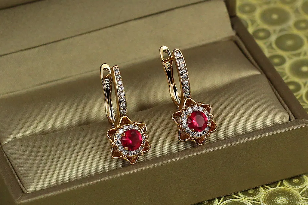 Сережки Xuping Jewelry Вітраж із малиновими каменями 2,4 см золотисті - фото 2
