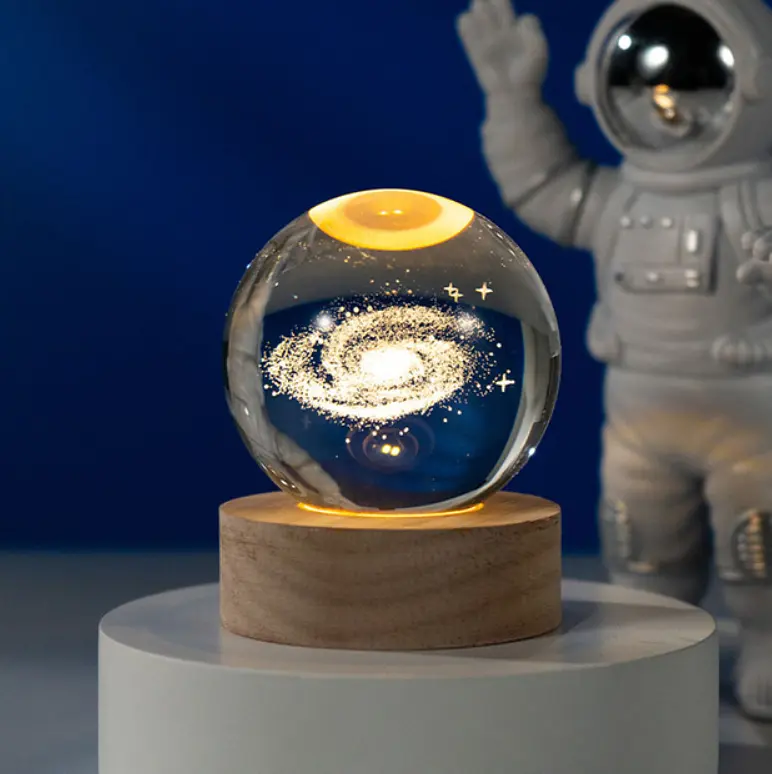 Нічник кришталева куля 3D світильник "Зоряна Галактика" круглий на дерев'яній підставці 6см від USB UKC - фото 3