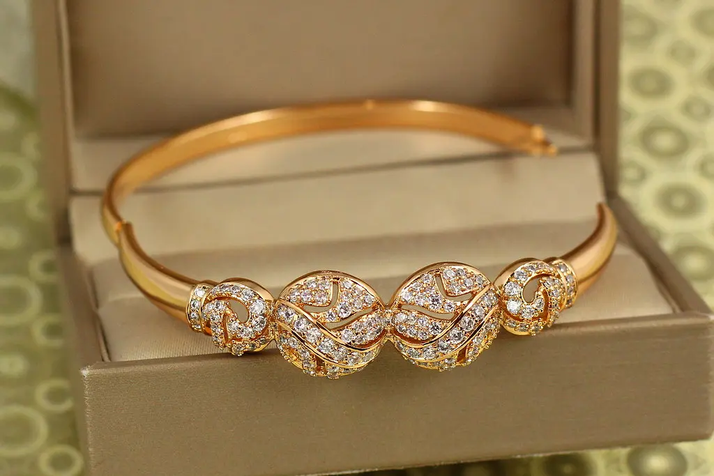 Браслет бенгл Xuping Jewelry Сяючі орбіти на руку від 16 см до 18 см золотистий - фото 2