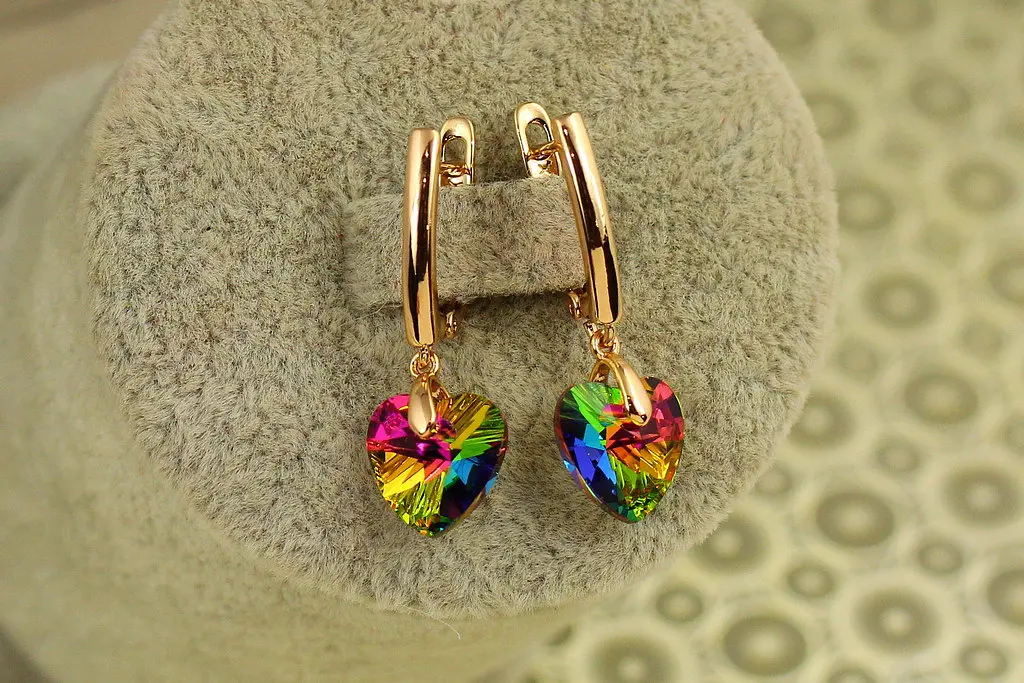 Сережки підвіски Xuping Jewelry Сваровські сердечки зелені хамелеон 2,8 см золотисті - фото 2