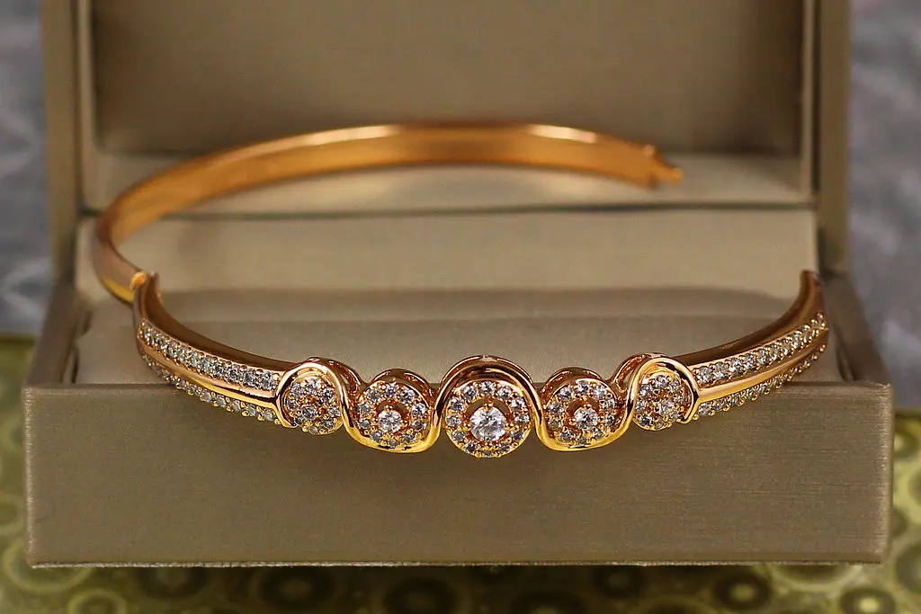 Браслет бэнгл Xuping Jewelry Пять светил 60 мм 8 мм на руку от 17 см до 19 см золотистый - фото 2