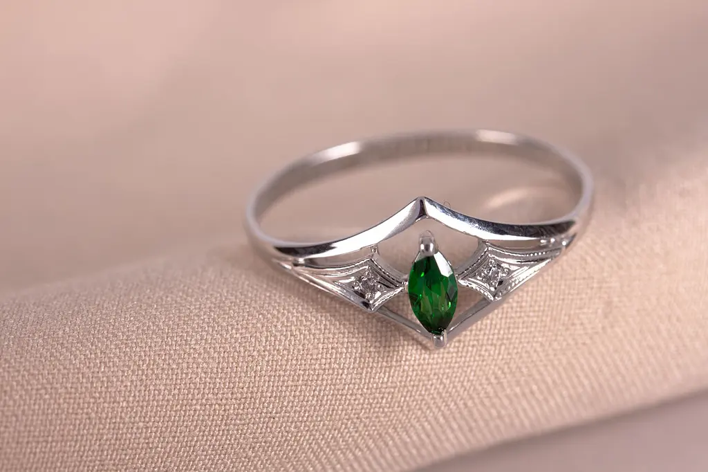 Каблучка з білого золота з зеленим каменем 19 K-0140 - фото 4