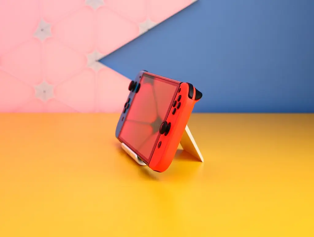 Портативна ігрова консоль Nintendo Switch OLED with Neon Blue and Neon Red Joy-Con (045496453442) Б/У [171927] - фото 2