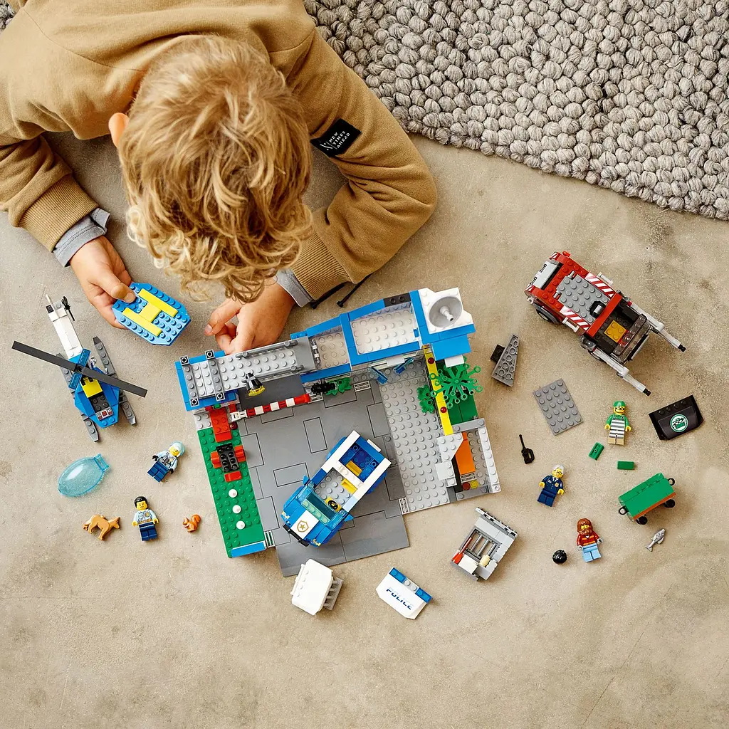 Конструктор LEGO City Полицейский участок 668 деталей (60316) - фото 5