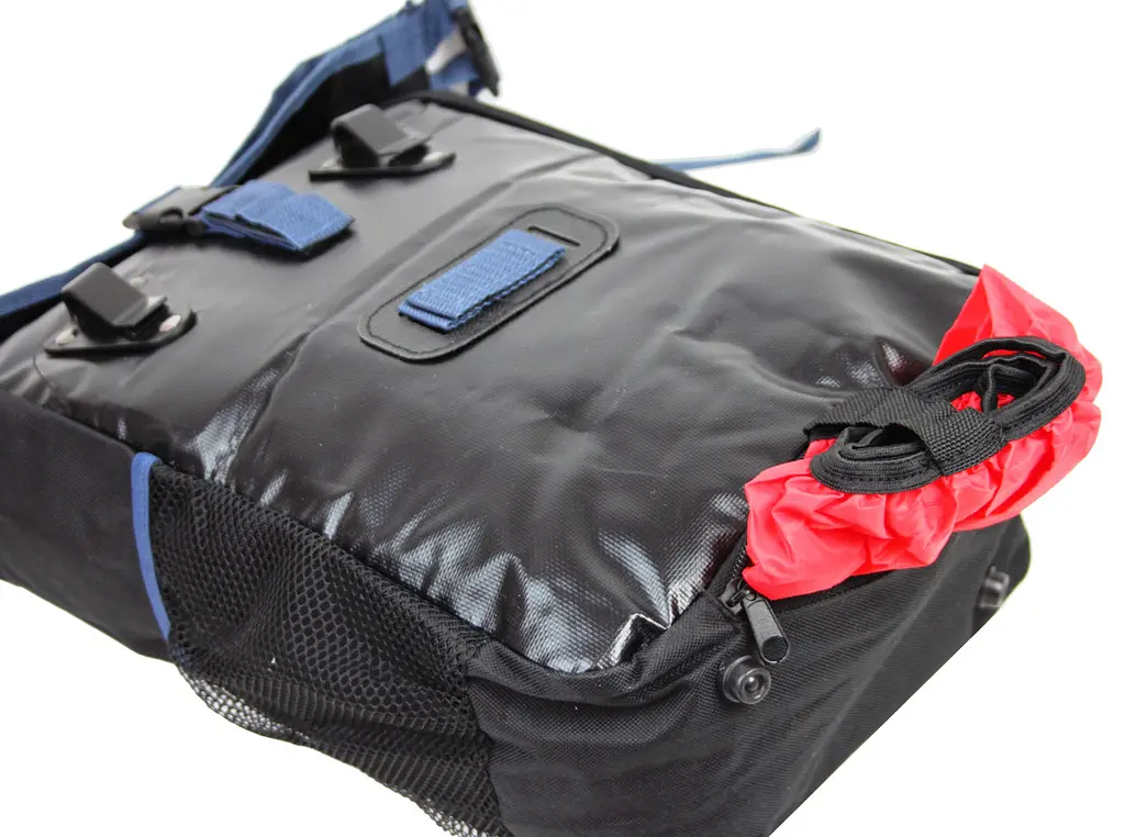 Велосумка на багажник з дощовиком 20 L Сrivit IAN326433-4 Чорна - фото 9