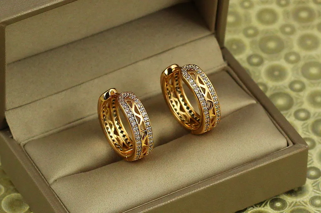 Сережки кільця Хuping Jewelry з малюнками трикутники 2,1 см золотисті - фото 2