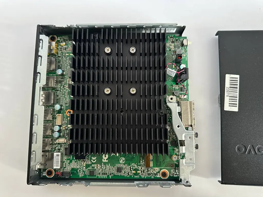 Комп'ютер Lenovo ThinkCentre M625q Tiny (AMD E2-9000e / 0GB DD4 / SSD 0GB) б/в - фото 7