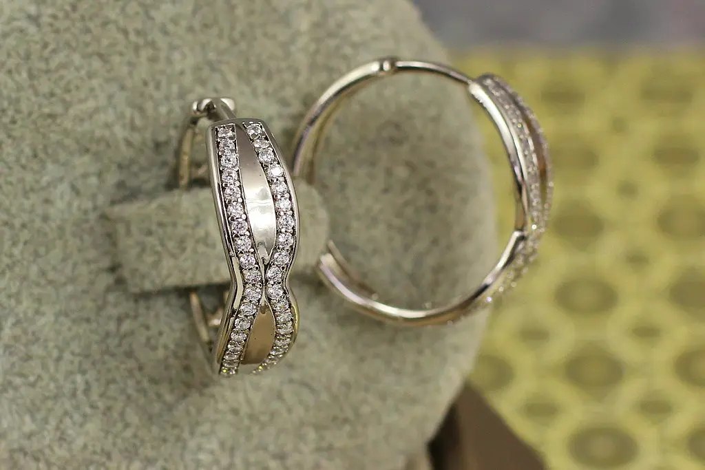 Сережки кільця Xuping Jewelry пісочний годинник 2.2 см сріблясті - фото 3