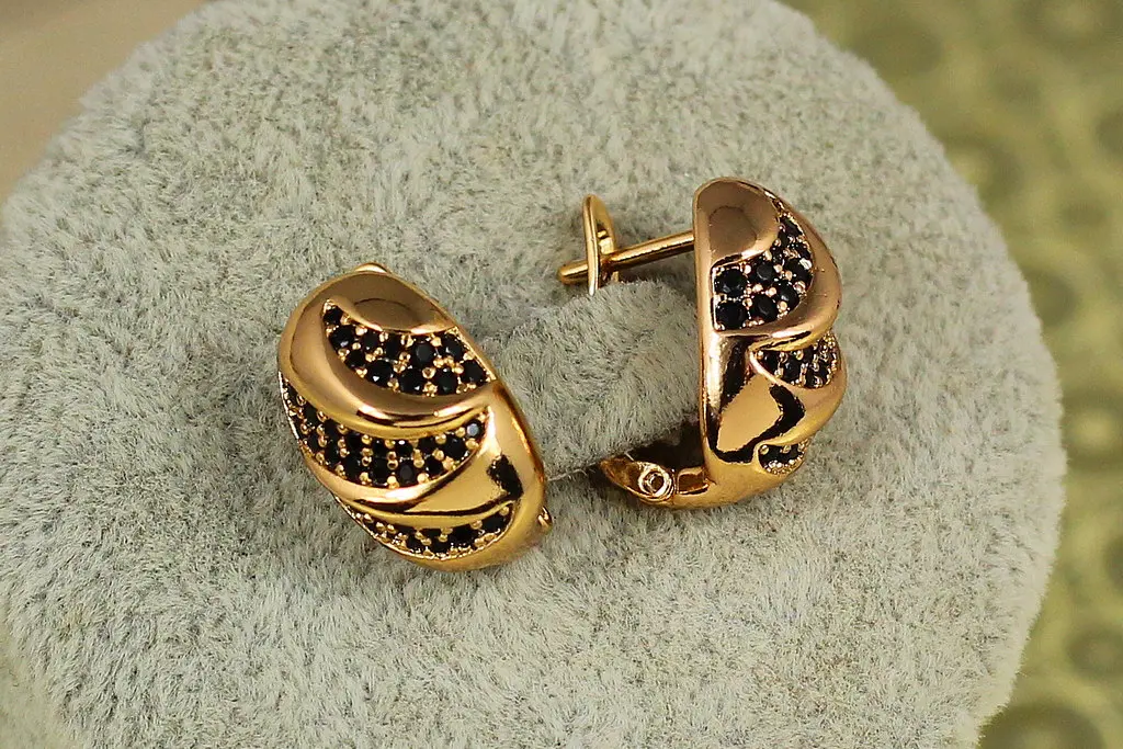 Сережки Xuping Jewelry Гриф із чорними каменями в обідку 1,6 см золотисті - фото 2
