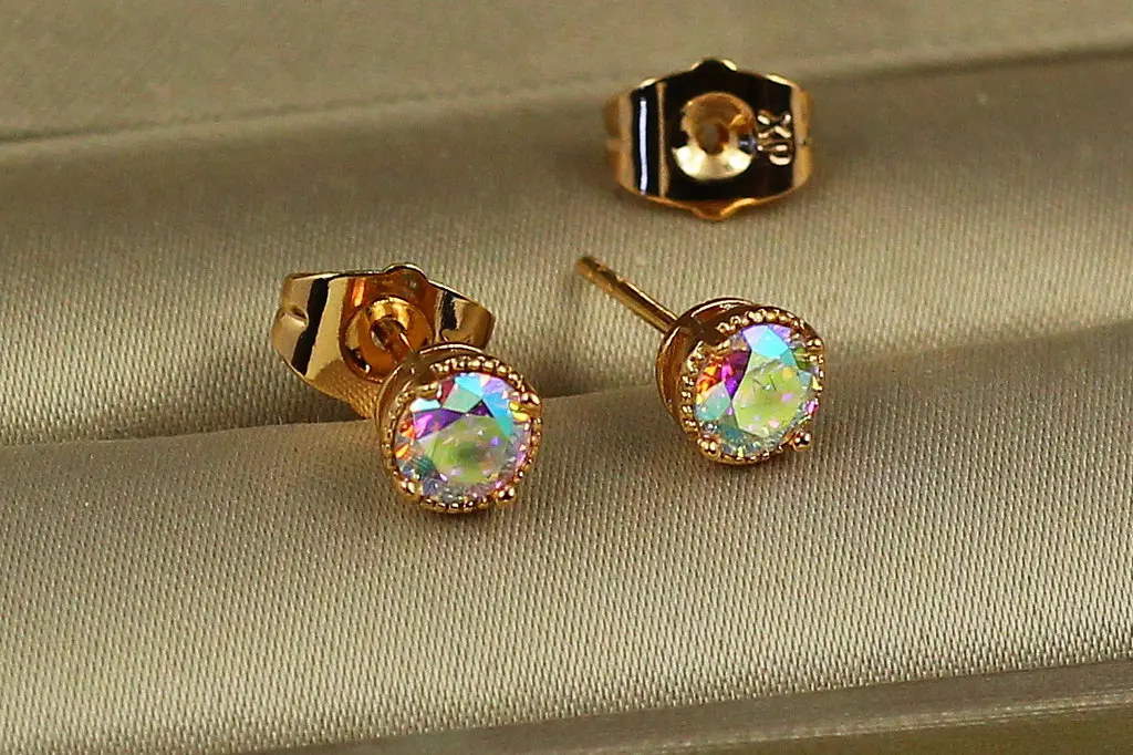 Сережки гвоздики Xuping Jewelry фіаніт хамелеон в обідку з точок 5 мм золотисті