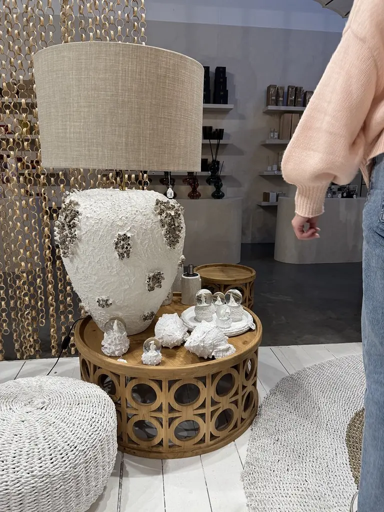 Кавовий столик J-line із дерева фігурний 80х36 см (50831) - фото 4