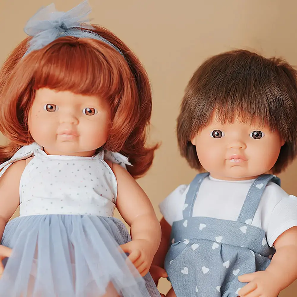 Лялька Miniland руда дівчинка з веснянками в одязі 38 см подарункова коробка (33203) - фото 4