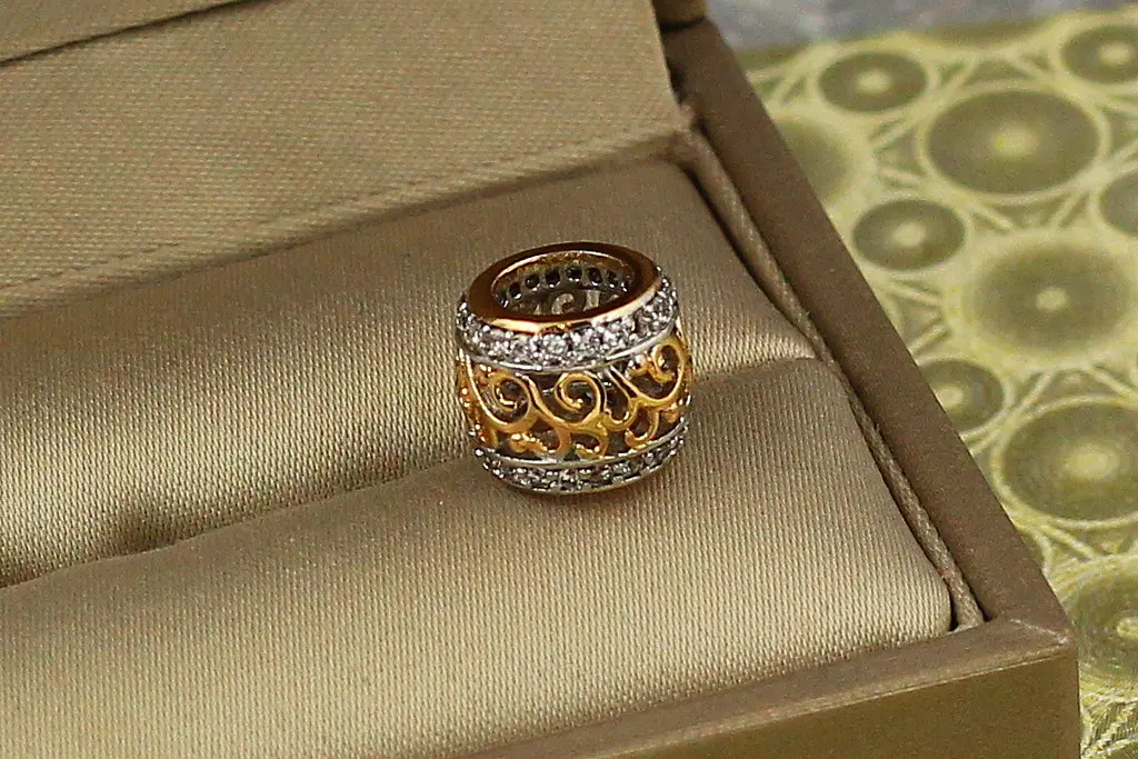 Кулон шарм Xuping Jewelry ажурний візерунок з родієм і фіанітами з боків 8 мм золотистий - фото 4