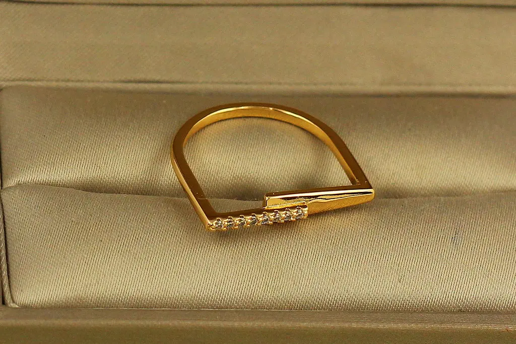 Кільце Xuping Jewelry квадратне нахил р 18 золотисте - фото 2
