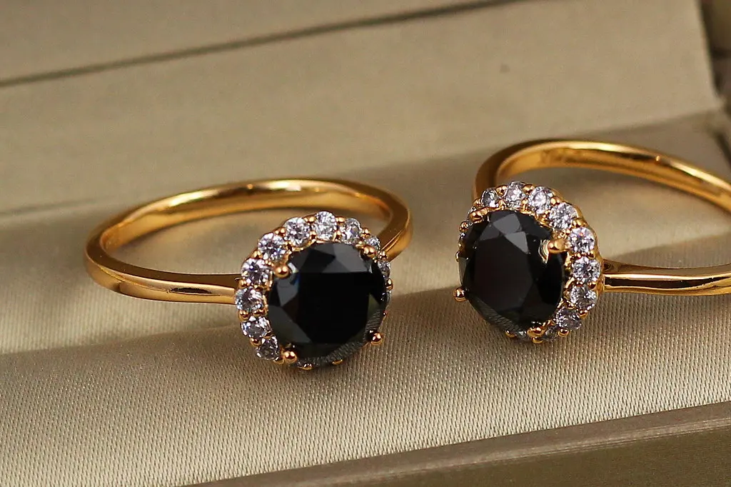 Кільце Xuping Jewelry два майданчики з чорним каменем р 19 золотисте - фото 2