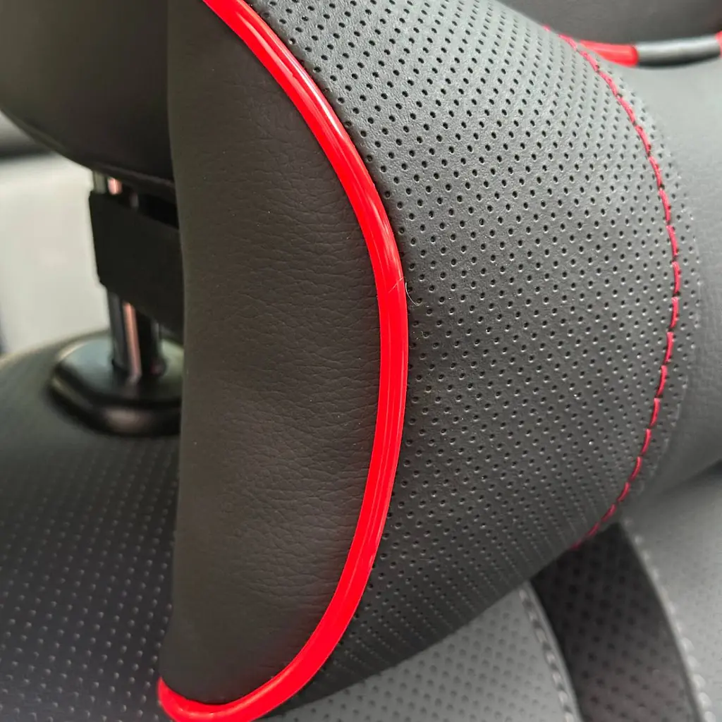 Подушка на підголівник з логотипом Jaguar Екошкіра 3D Кольоровий лого Чорна-Червоний кант 1 шт - фото 3