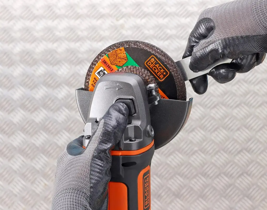 Шлифмашина угловая - болгарка аккумуляторная Black&Decker без АКБ и ЗУ BCG720N - фото 8