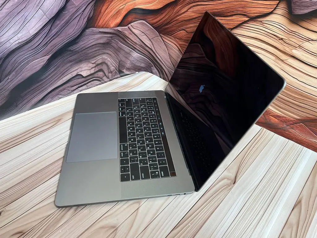 Ноутбук Apple MacBook Pro 15" A2337 i7-8750H/16/256 (C02WWAZYJG5H) Б/в - фото 3