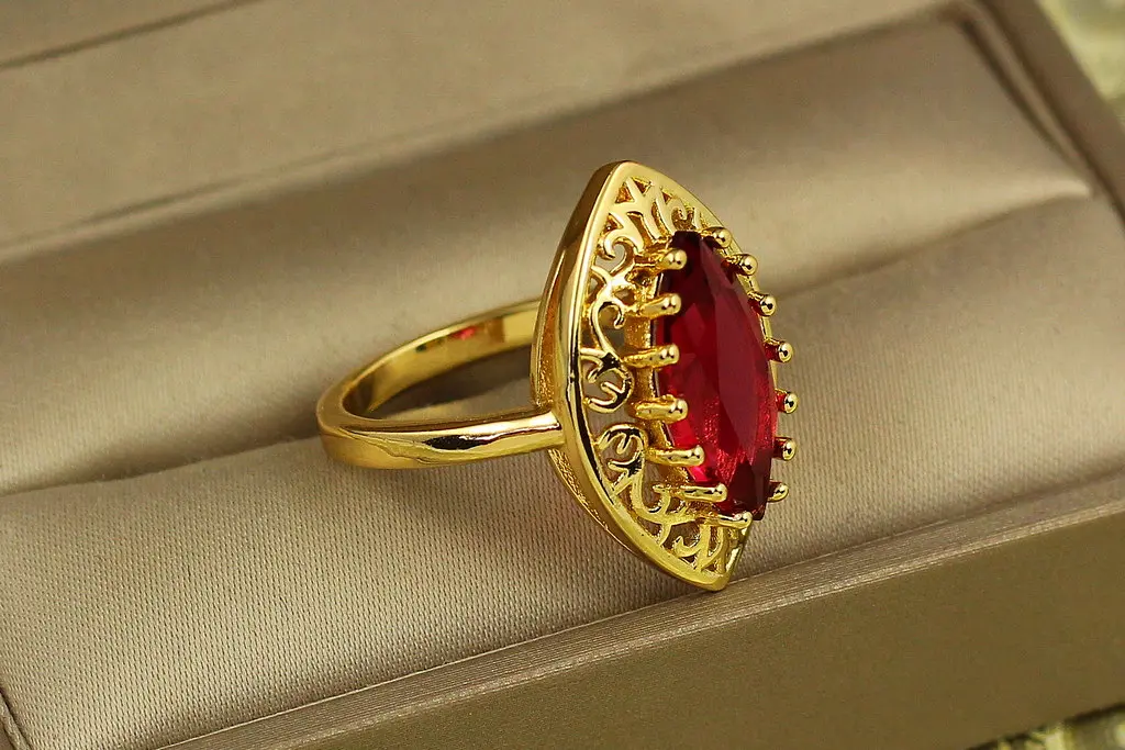 Кільце Xuping Jewelry Маркіз з червоним каменем в широкій оправі р 18 золотисте - фото 2