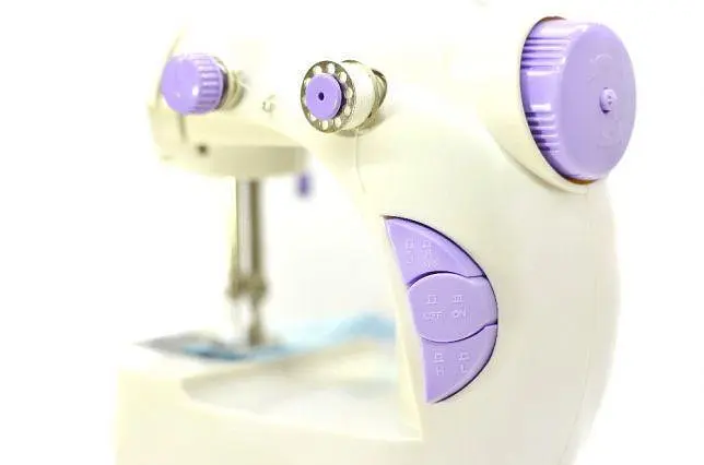 Швейна міні машинка Mini Sewing Machine SM-202A 4 в 1 портативна домашня машинка для шиття від мережі / батарей / педалі - фото 2