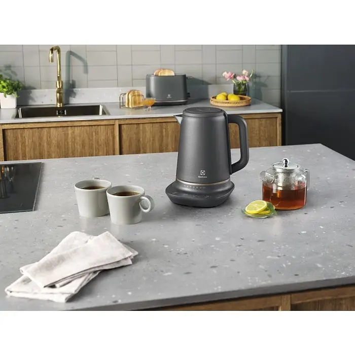Электрочайник Electrolux 1.7 л Strix металл поддержка температуры черный матовый kuh0015323 - фото 4