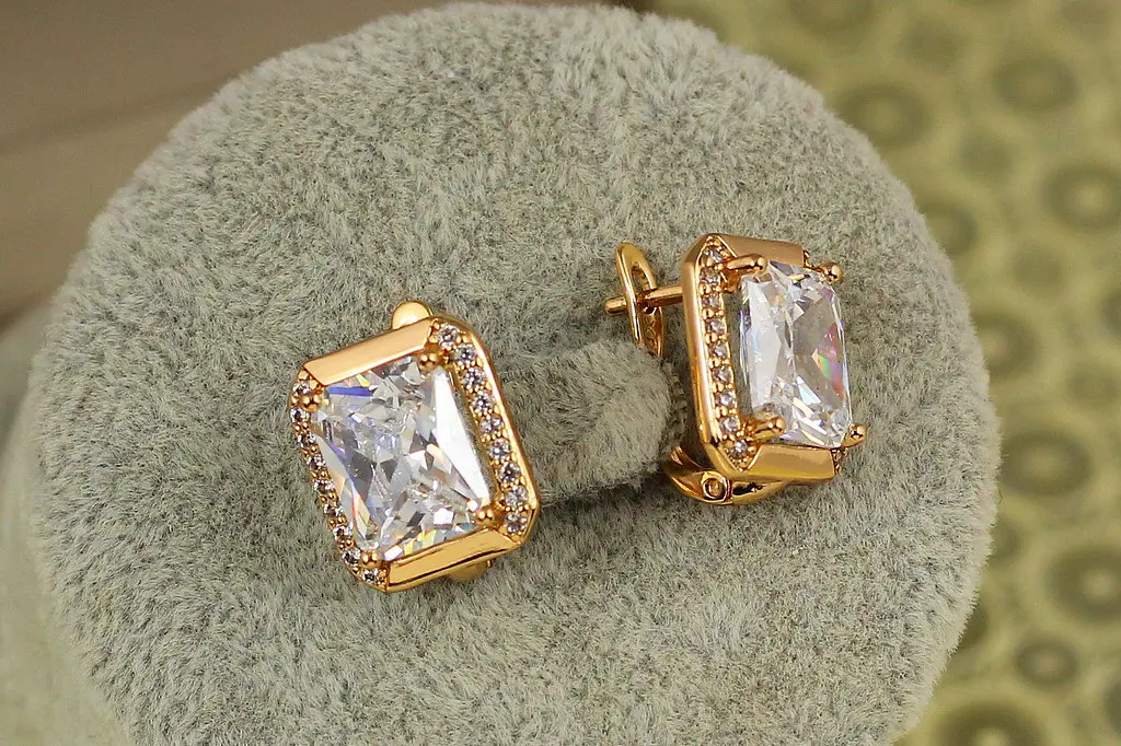 Сережки Xuping Jewelry Великий прямокутник з білим каменем 1,4 см золотисті - фото 2