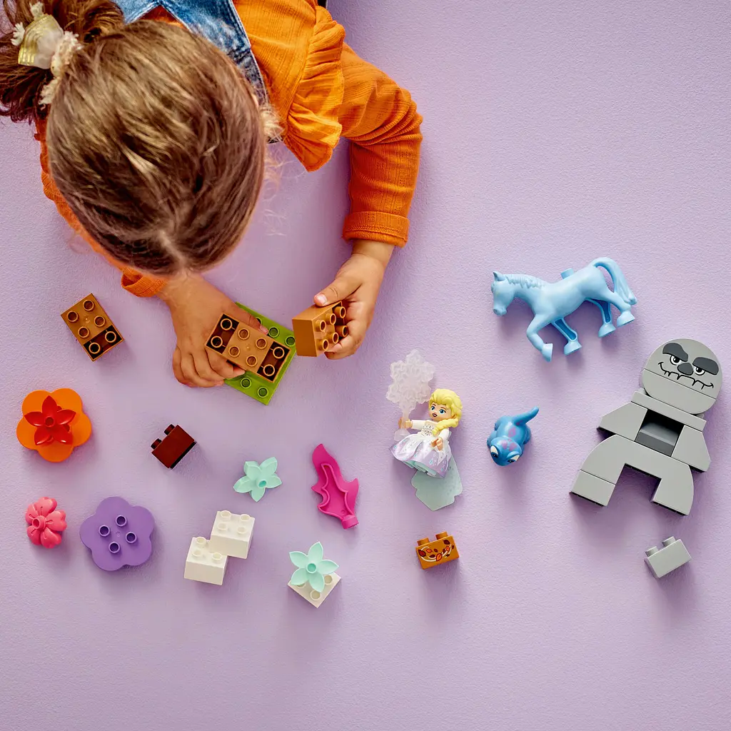 Конструктор LEGO DUPLO Disney Эльза и Бруни в Зачарованном лесу 31 деталей (10418) - фото 3
