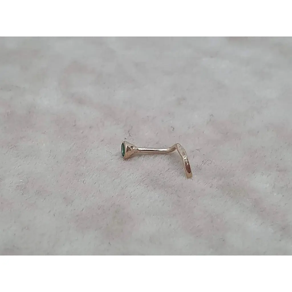 Золотая серьга-пирсинг в нос Dear с фианитом. 1023.1 Зеленый - фото 2