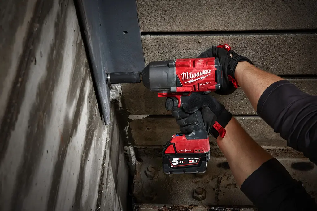 Milwaukee Гайковерт ударний аккумуляторний Milwaukee M18 FUEL ONEFHIWF34-0 18В АКБ 1х5А·рік 2034Нм 0-1800об/хв 3/4" 3.5кг без ЗП - фото 4