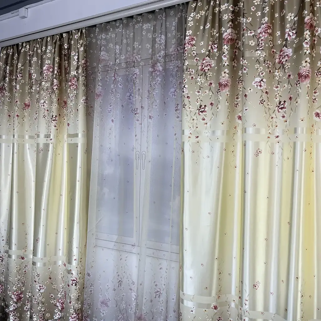 Атласні штори з квітами оливкового кольору 150х270 з тюлистом батистовим 400х270 на тасьме ALBO pbe0052708 - фото 4