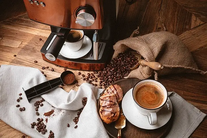 Кофеварка рожковая кофемашина Adler AD 4404 капучинатор стильная 15 Бар 850 Вт золото - фото 6